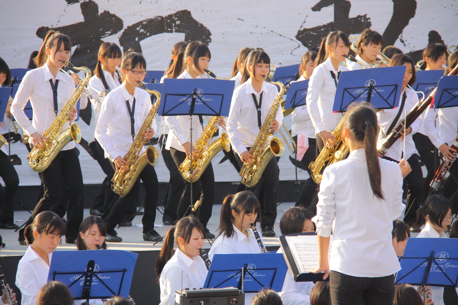 http://www.koshienbowl.jp/2011/newsphoto/orchestra.jpg